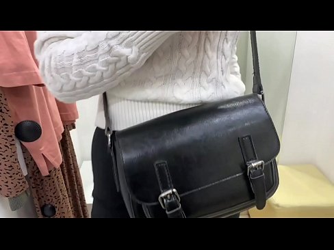 ❤️ Gənc qadın FeralBerry-nin fitinq otağında dildo ilə ictimai masturbasiyası ️❌ Porno bizdə ﹏